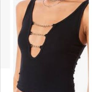 Chain ladder v neck crop tank